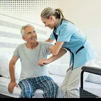 مراقب سالمند تعویض پوشک و حمام سالمند در منزل