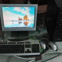 کامپیوتر خانگی همراه کیبورد مانیتور و دو عدد موس