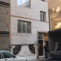 آپارتمان دوخوابه طبقه سوم برخیابان