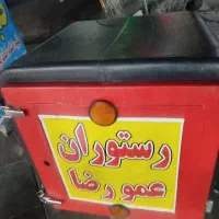 به یک پیک موتری و یک کارگرساده در رستوران عمو رضا