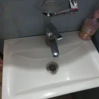 روشویی همراه با شیر و آیینه