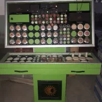 استند لوازم آرایشی مخصوص سالن زیبایی