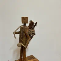 مجسمه چوبی مرد هیزم شکن