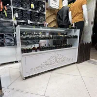 ویترین فروشگاهی ۱/۵متری در حد نو و قفسه ایستاده