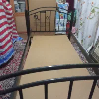 یک عدد تخت خواب فلزی و یک عدد دوشک یک نفره