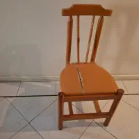 دو عدد صندلی چوبی نیازمند تعمیر