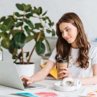 ثبت‌نام خانم در خانه با گوشی