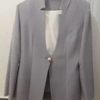 کت و شلوار طوسی روشن و تاپ کرپ سفید  سایز 40 تا 42