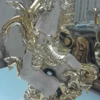 دومدل مجسمه طلایی