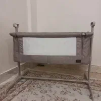 تخت و گهواره کنار مادر