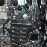 یک عدد کیس کامپیوتر با موس و کیبورد