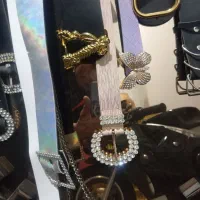 تعدادی کمربند جنس مارک نو، وتعدادی لباس زنانه|لباس|مرودشت, نقش رستم|دیوار