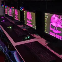 سیستم گیمینگ. گامپوتر  رایانه  روی میز