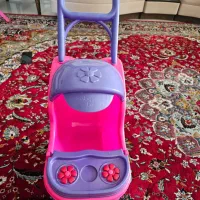 کالسکه کودک و پنج تا کلاه کودک