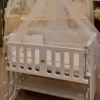 تخت کنار مادر