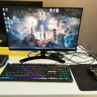 کیس گیمینگ با مانیتور و موس کیبورد