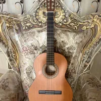 یک عدد گیتار به همراه...