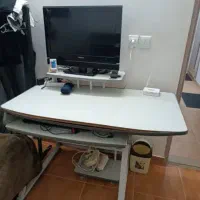 میز کامپیوتر فلز و چوب کاملا محکم و سالم