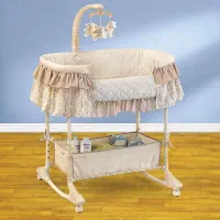 تخت و گهواره کنار مادر