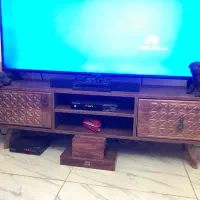 جاکفشی و میز تلویزیون