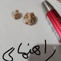 با سلام دوعدد سنگ که زیر نور یووی رنگ سبز در میان