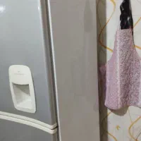 یک دستگاه یخچال فریزر دسته دوم تمیز فروشی