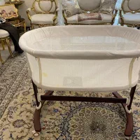 تخت کنار مادر