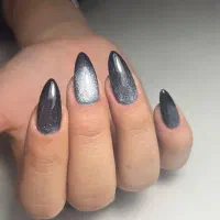 ناخن کار با مشتری