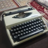 ماشین تایپ قدیمی در حد نو
