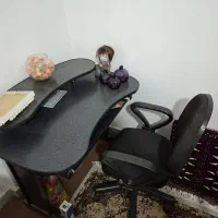 صندلی گردان و میز کامپیوتر