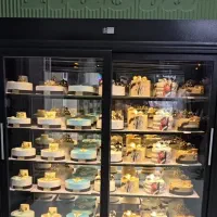 فروشنده قنادی صندق دار