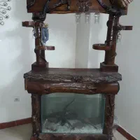 میز طبقه پایین اکواریوریم طبقه بالا چیمدان لیوان