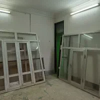 پنجره آلومینیوم در حد نو و کُم در اتاق