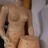 مانکن زنانه زیر قبمت بازار به علت جمع آوری مغازه