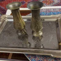 دو عدد گلدان و یک سینی مسی