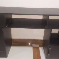 ۴عدد پشتی یک عدد میز و ۲عدد قالی قرمز