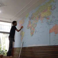 نصاب کاغذ دیواری و پوستر در تمامی نقاط شهر