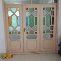 در چوبی شیشه رنگی
