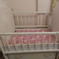 تخت کودک کنار تخت مادر