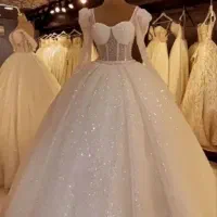 فروشنده خانم  مزون لباس عروس