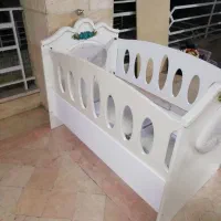 تخت نوزاد همراه تشک اسفنجی