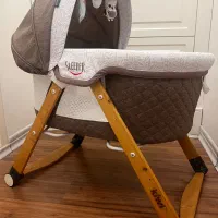 تخت کنار مادر