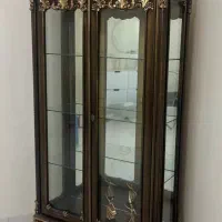 ویترین چوبی و شیشه ای کاملا تمیز