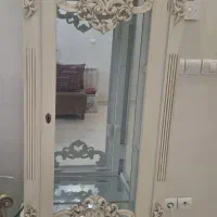 ویترین کلاسیک چوبی در حد نو  مناسب جهیزیه