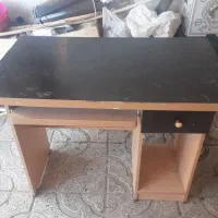 میز تحریر وکامپیوتر