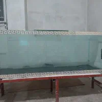 آکواریوم بزرگ به همراه پایه و مقداری شن