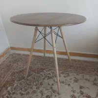 میز گرد محکم و تمیز