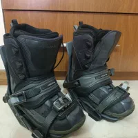 بوت و فیکس اسنوبرد ، کاپشن و شلوار اسکی در حد