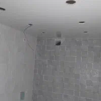 به یک همکار جهت نصب کاغذ دیواری