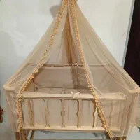 تخت کنار مادر